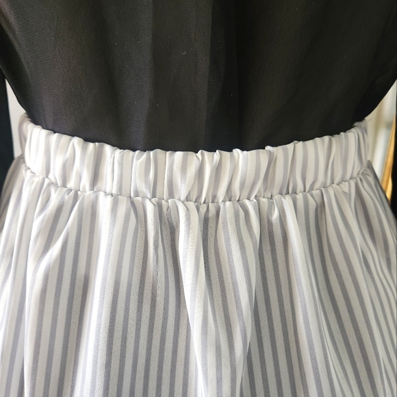 (Juniors) Large Striped Skirt - Picture 4 of 5